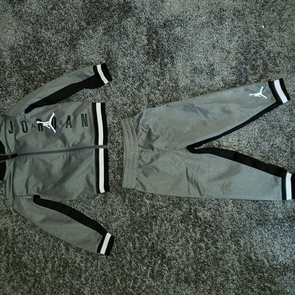 Boys Jordan 2-piece set Gray/Black 2T